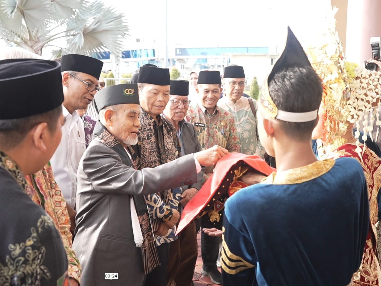 Tokoh-tokoh nasional yang menjadi pembicara pada Konferensi Wakaf Internasional, mulai berdatangan ke Sumatera Barat. Foto Adpsb.