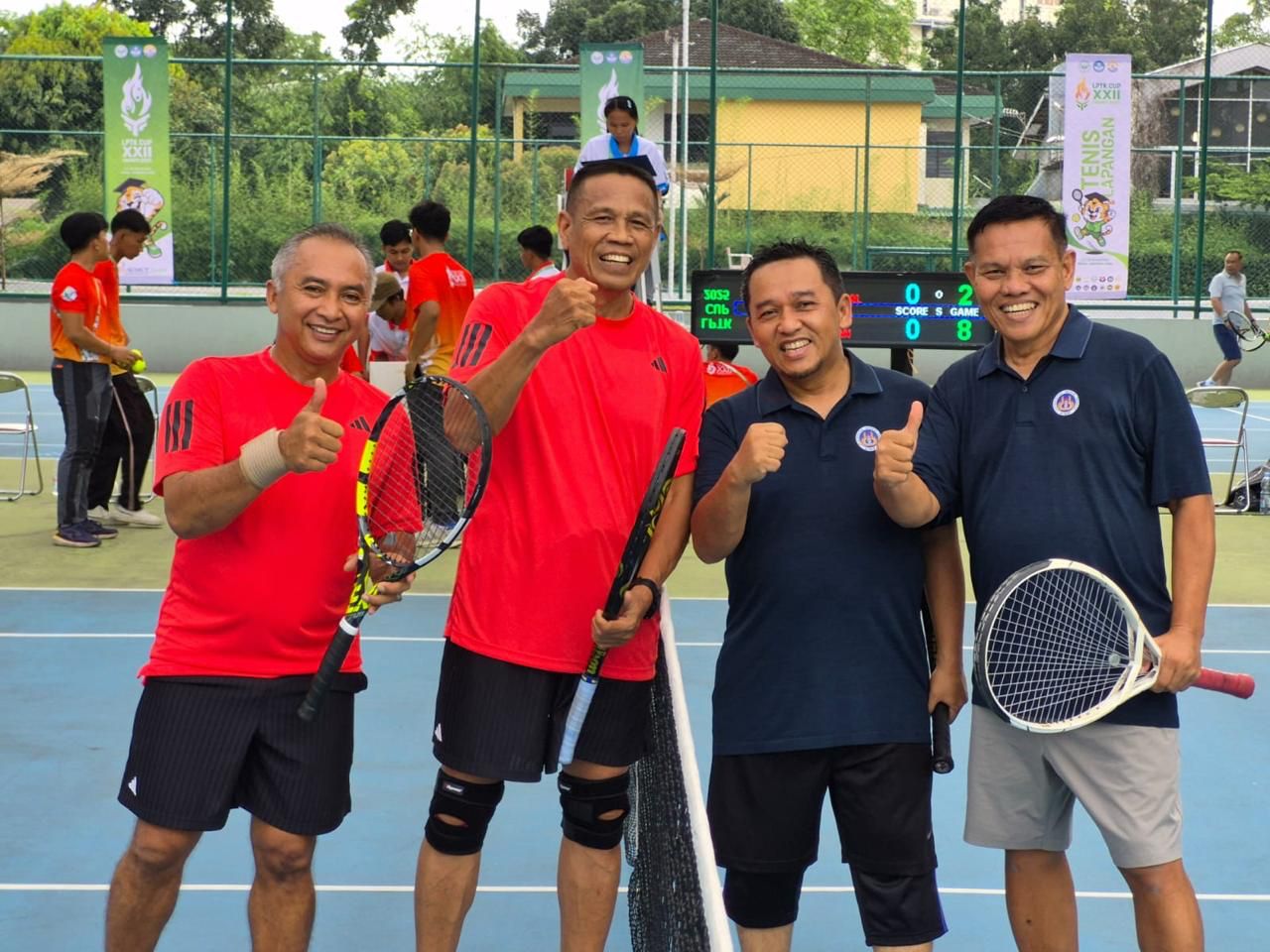 Pasangan tenis UNP kategori Eksekutif A, pasangan UNP Prof. Remon Lapisa/ Prof Syahrial Bakhtiar menghadapi pasangan Undiksha Bali, Wayan/I Gede Putu. (Foto Istimewa)