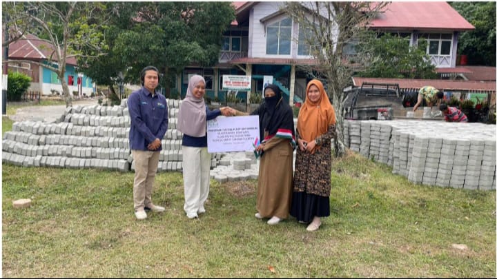 Penyerahan Bantuan Oleh Tim CSR dan Tim Lingkungan PLN UBP Ombilin