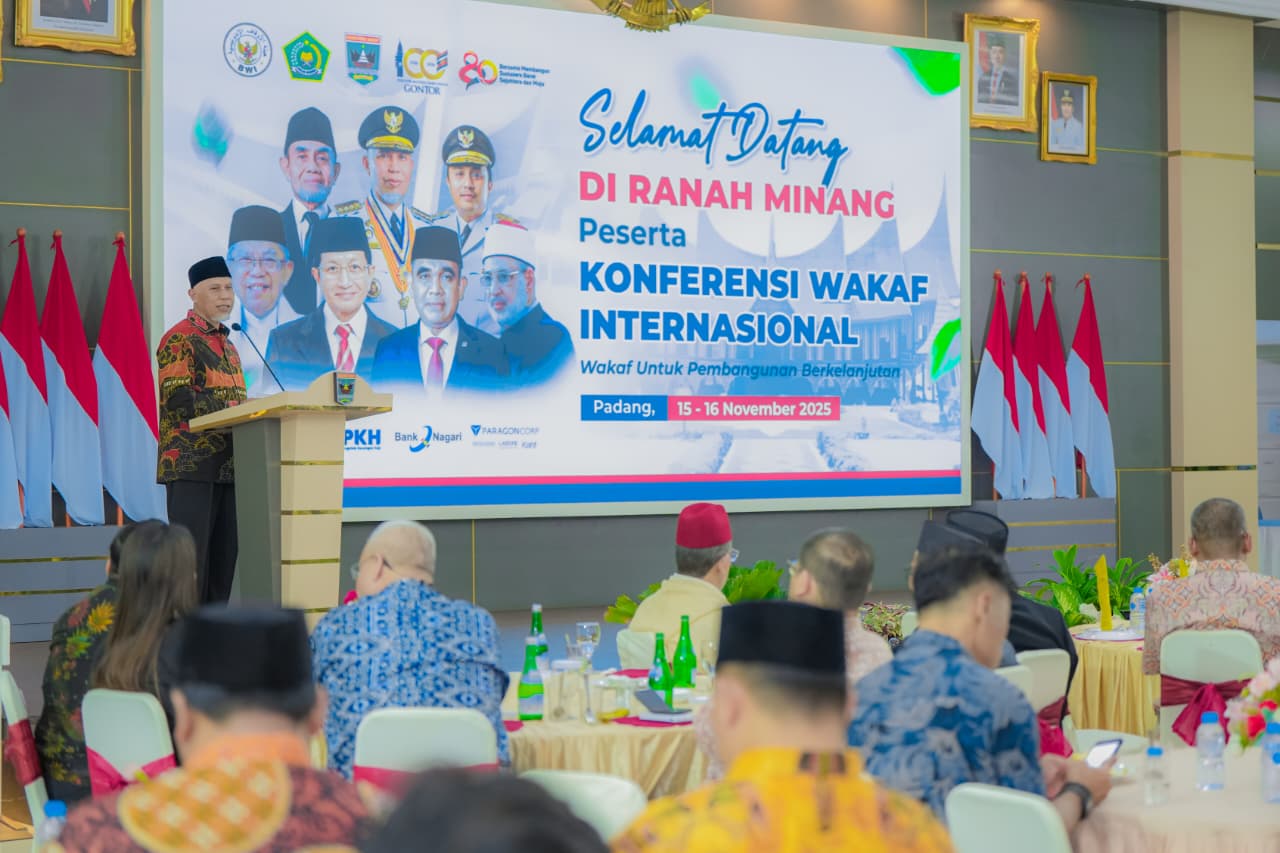 Gubernur Sumatera Barat Mahyeldi Ansharullah, menyambut peserta KWI 2025 dalam Gala Dinner di Auditorium Gubernuran, Padang. Foto Adpsb. 
