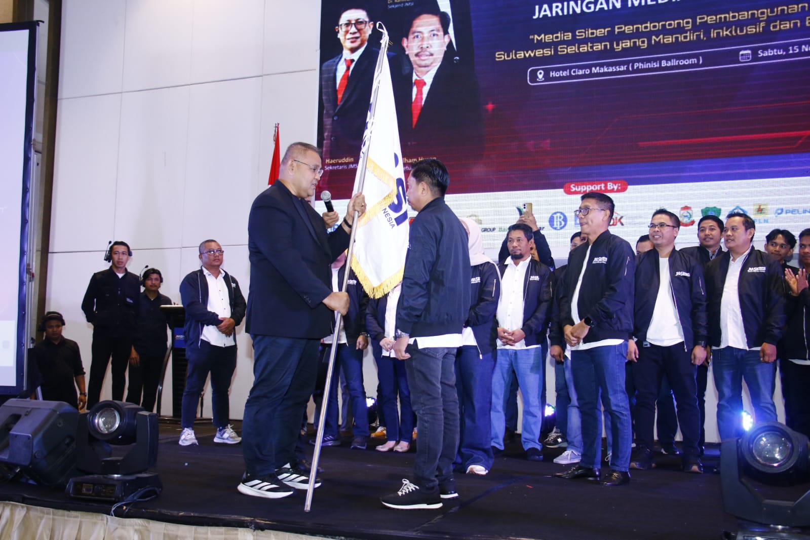 Ketua Umum JMSI, Doktor Teguh Santosa, melantik kepengurusan JMSI Sulsel, Sabtu (15/11/2025). Foto ist.