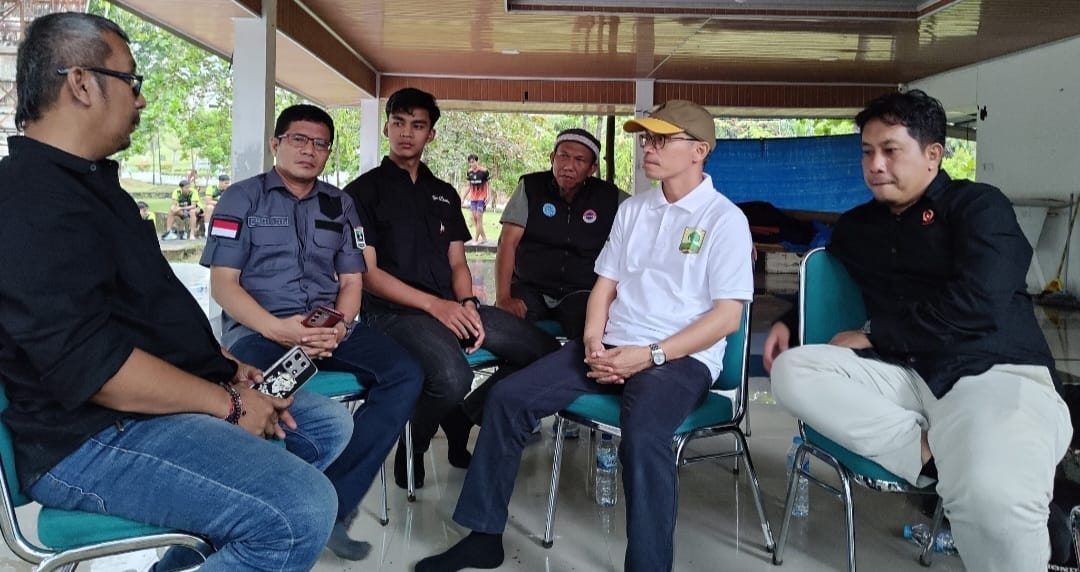 Dari kanan: Ketua KONI Sumbar Hamdanus (kanan), Kepala Subdit Pengembangan Kreativitas Kemahasiswaan Unand, Dr. Eng. Budi Rahmadya, M.Eng, Okyavirman, Genta Al Gifari, perwakilan Dispora Sumbar, dan BM Satria Putra saat pertemuan di Unand, Sabtu (15/11/20