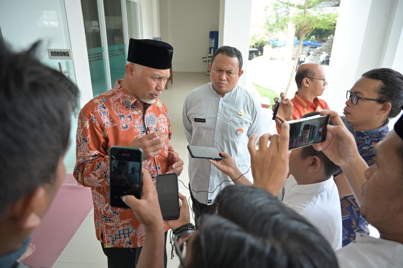 Gubernur sambut rencana ekspor gambir, Selasa (18/11) sebagai pertanda makin baik harga gambir. Foto Adpsb. 