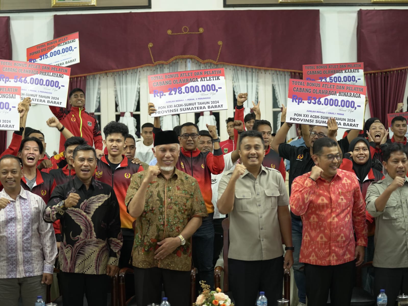 Gubernur Sumbar Mahyeldi, Wakil Gubernur Vasko, dan jajaran olahraga di di daerah ini setelah penyerahan bonus prestasi atlet dan pelatih berprestasi. Foto Adpsb. 