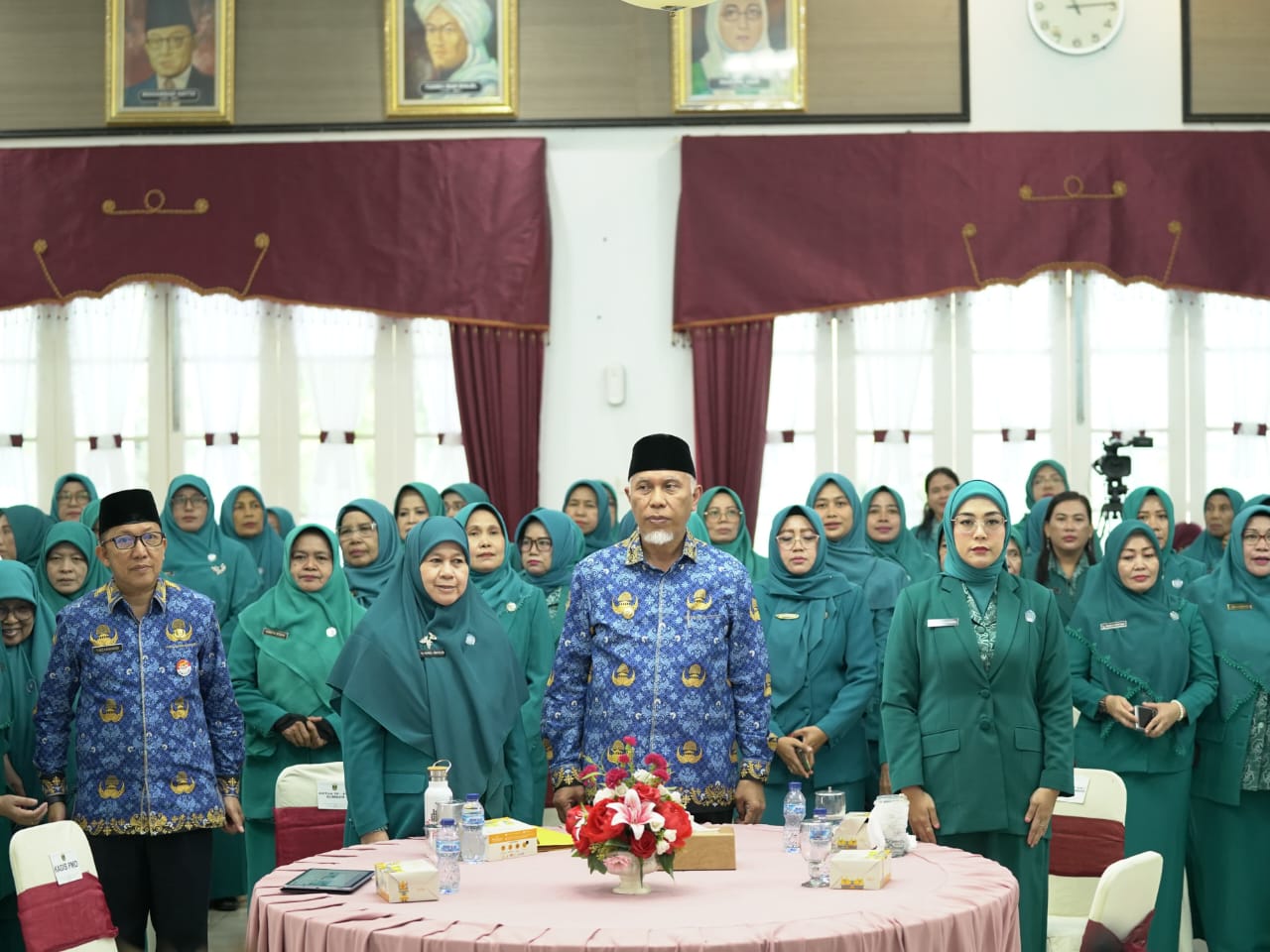 Gubernur Sumbar Mahyeldi, bersama Ketua Tim Penggerak PKK,  Harneli dan pengurus PKK. Foto Adpsb. 