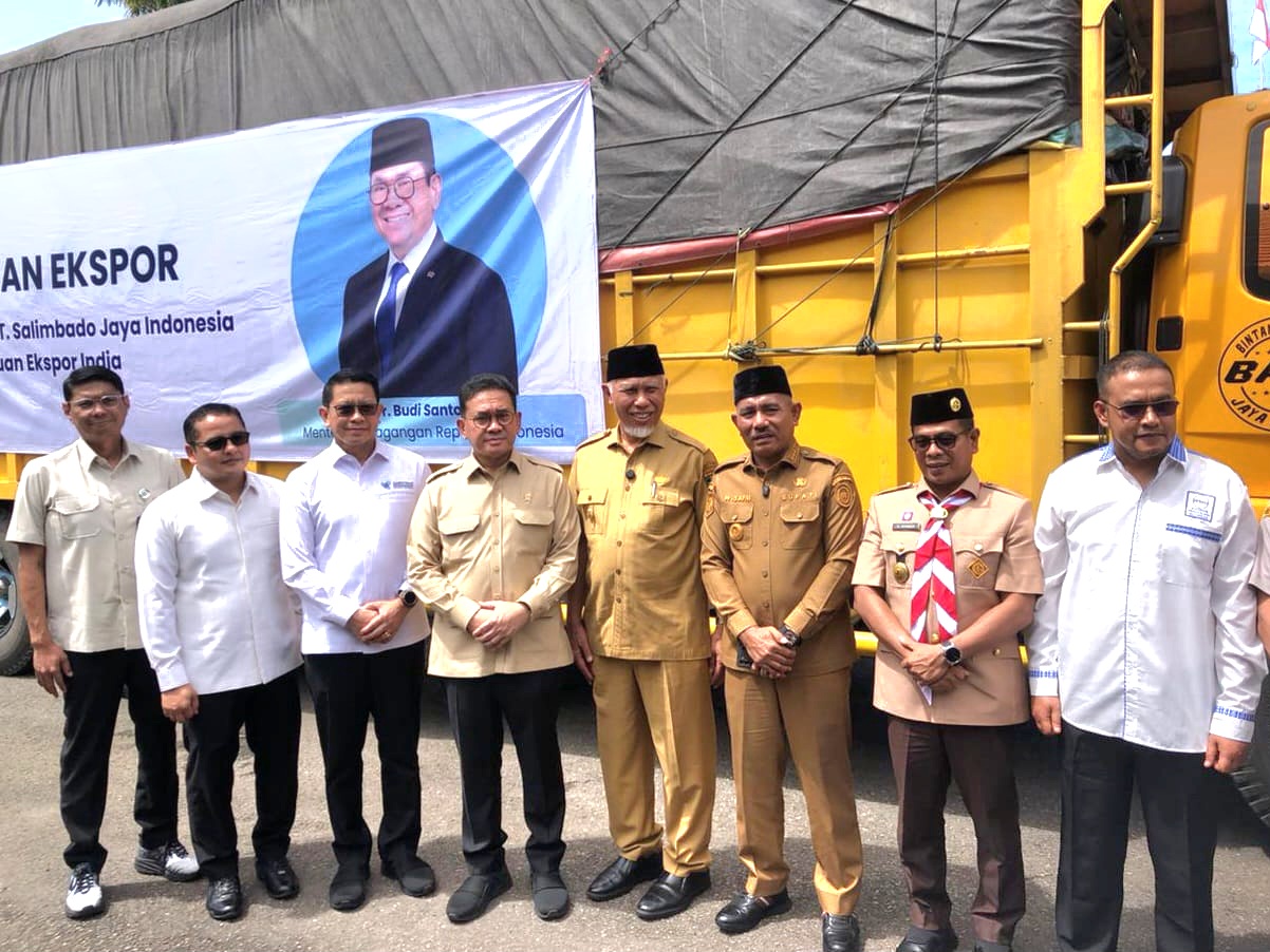 Menteri Perdagangan Budi Santoso (3 dari kiri) bersama Gubernur Sumbar Mahyeldi, di samping truk yang membawa gambir untuk ekspor, di Padang, Selasa (18/11/2025). Foto Adpsb. 