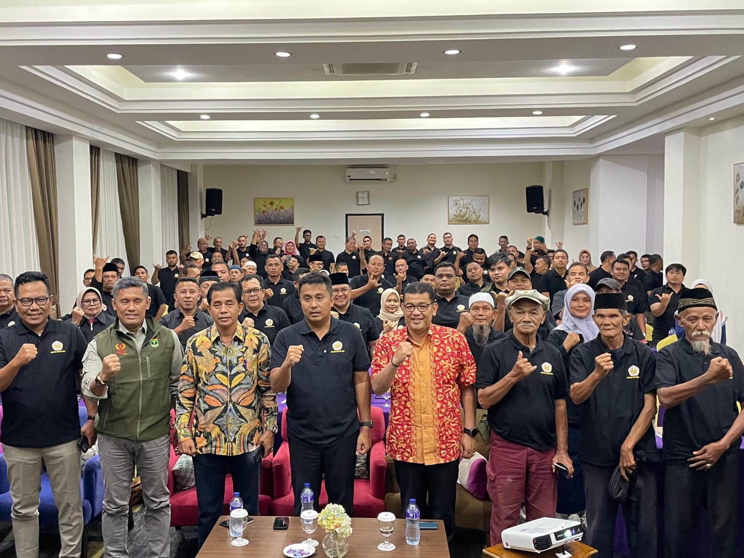 Wakil Gubernur yang juga Ketua Umum IPSI Sumbar, bersama pengurus yang mengikuti Rapat Kerja di Padang. Foto Adpsb. 