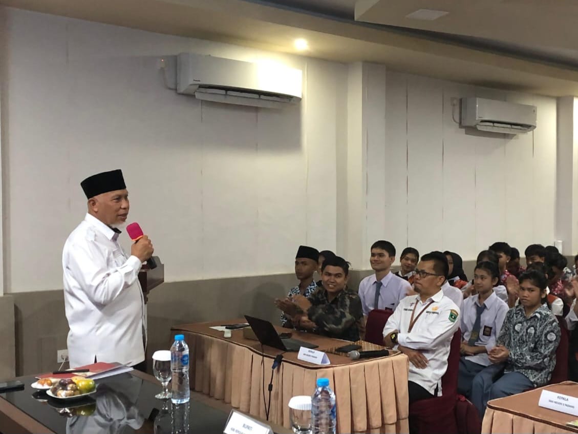 Gubernur Sumbar Mahyeldi, mengatakan, pendidikan tidak boleh dibatasi oleh jarak atau kondisi geografis. Hal itu disampaikan saat membuka Pembinaan Karakter Siswa ADEM 3T Tahun 2025 di Padang. Foto Adpsb. 