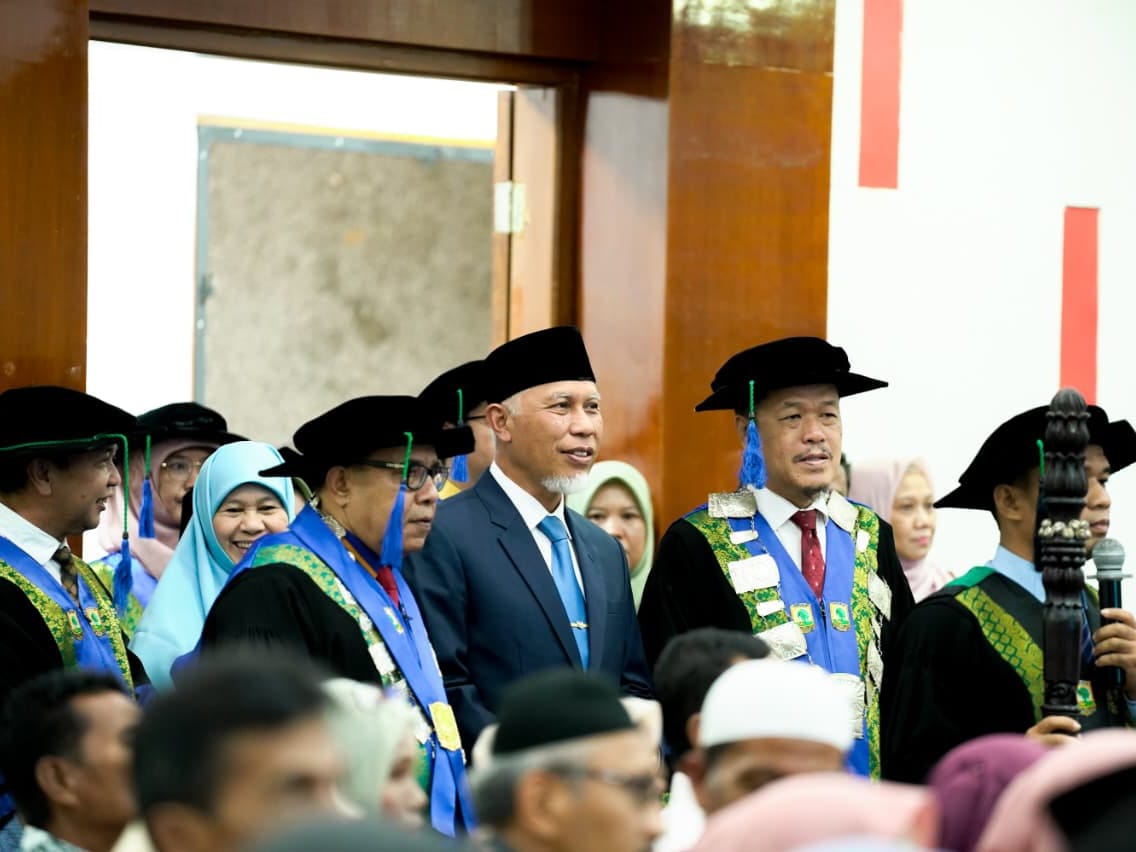 Gubernur Sumatera Barat, Mahyeldi, saat menghadiri Wisuda ke-5 Unand yang digelar di Auditorium Unand. Foto Adpsb. 