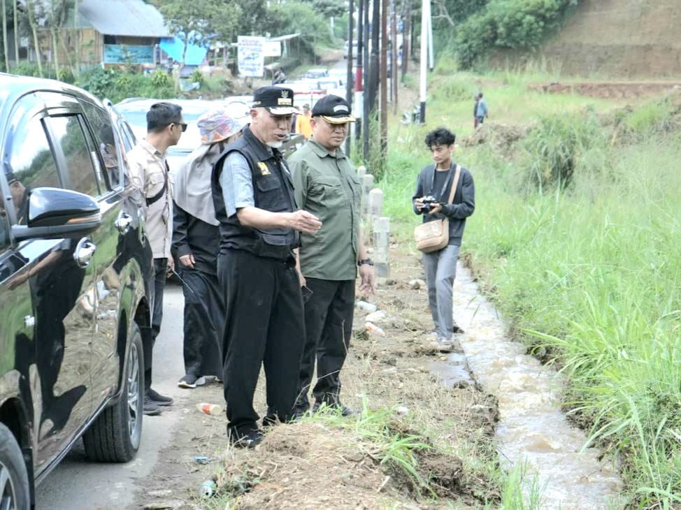 Gubernur Sumatera Barat Mahyeldi, memantau kondisi saluran selokan. Foto Adpsb. 