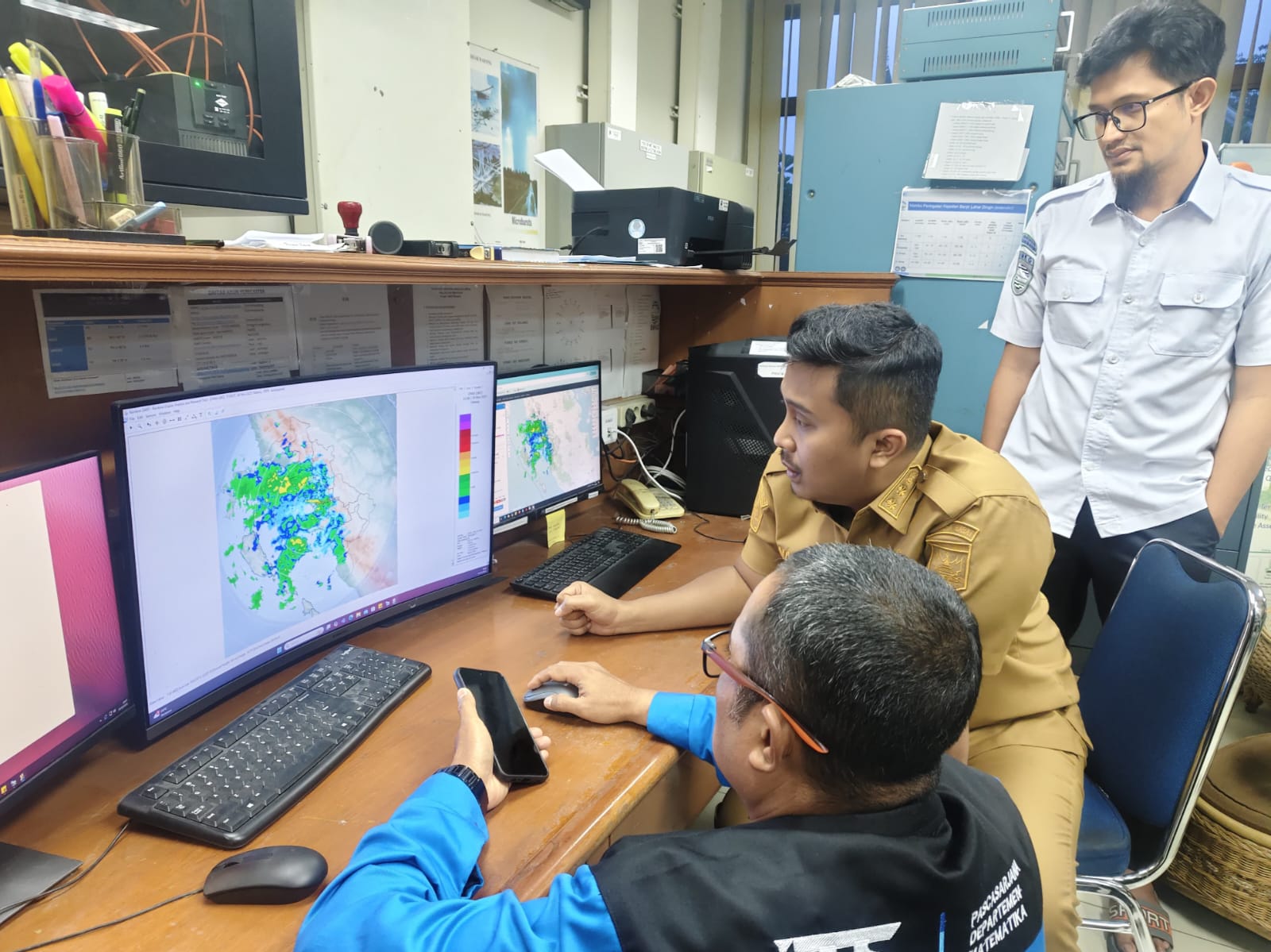 Wagub Sumbar, Vasko Ruseimy, menerima paparan langsung terkait dinamika atmosfer, potensi hujan lebat, kecepatan angin di Kantor BMKG Cabang Bandara Internasional Minangkabau (BIM), Senin (24/11/2025). Foto Adpsb. 