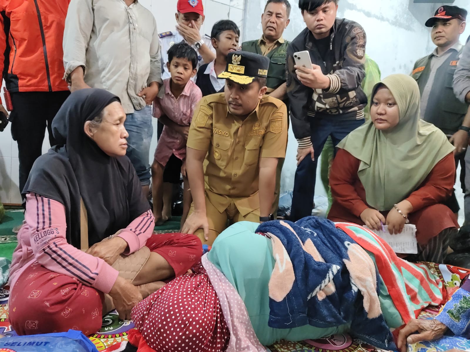 Wagub Sumbar, Vasko saat meninjau kondisi warga yang terdampak banjir di Nagari Kampuang Galapuang, Ulakan Tapakis, Kabupaten Padang Pariaman, Senin (24/11/2025). Foto Adpsb. 