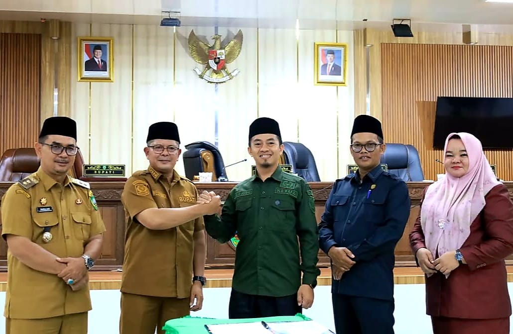 Bupati Pasaman, Welly Suhery bersama pimpinan DPRD