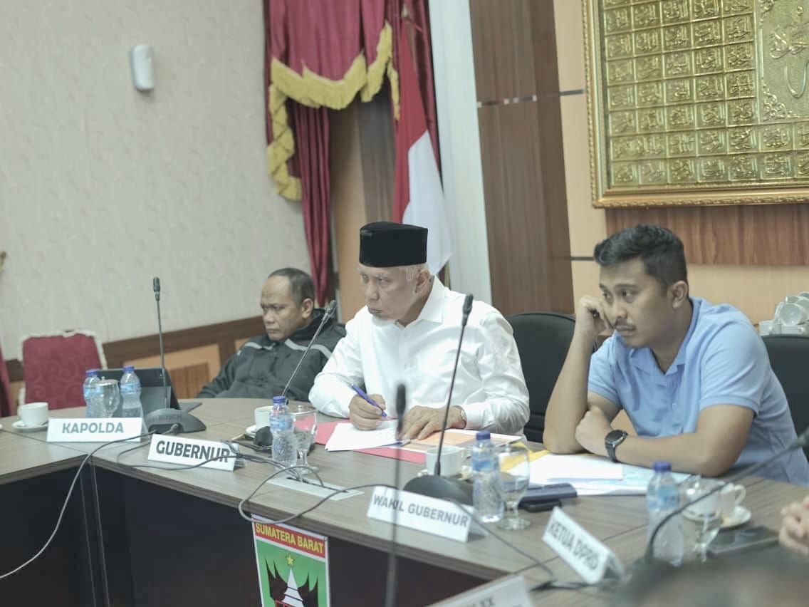 Gubernur Mahyeldi, Wagub Vasko dan Forkopimda Sumbar, rapat membahas aspek penanganan bencana. Foto Adpsb. 