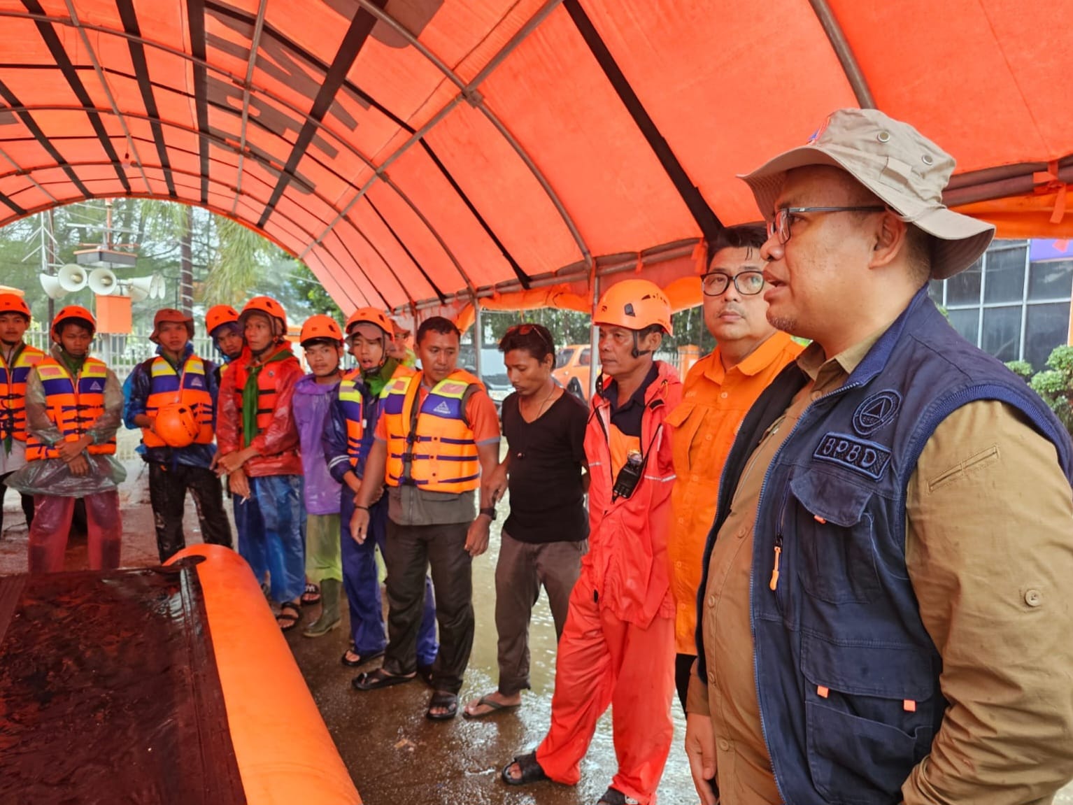 Sekdaprov Sumbar, Arry Yuswandi, melalui Pusdalops BPBD kembali merilis pembaruan data korban bencana hidrometeorologi di Padang, Sabtu (29/11/2025). Foto Adpsb. 