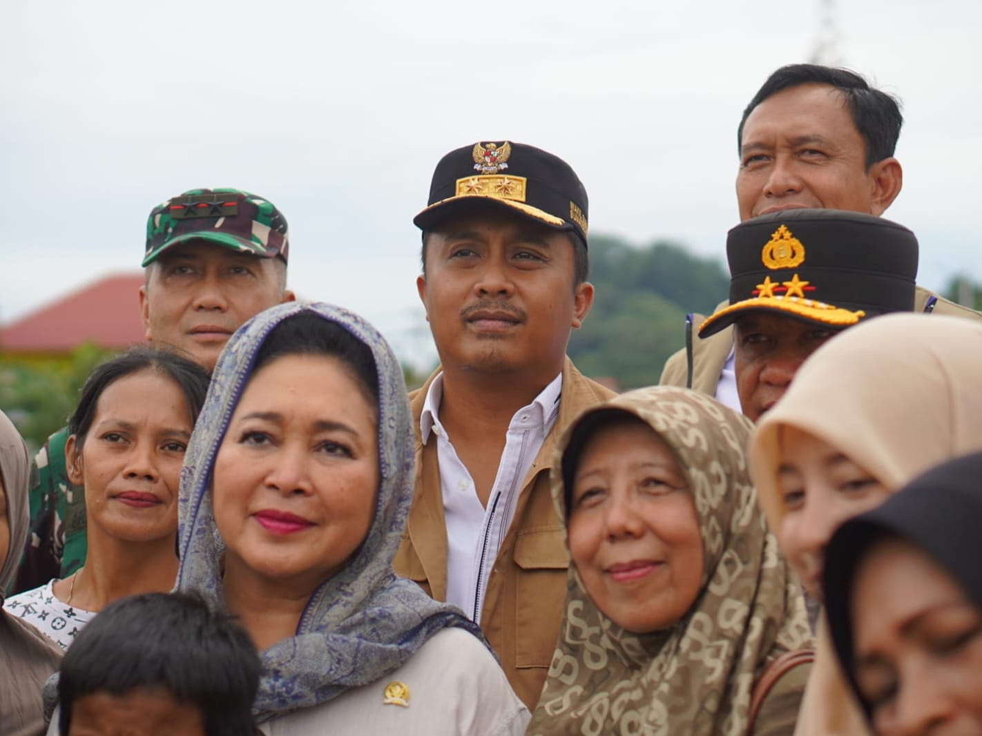 Ketua Komisi IV DPR RI Titiek Soeharto didampingi Wagub Sumbar Vasko, saat berada di pengusian warga terdampak banjir bandang di Padang. Foto Adpsb.
