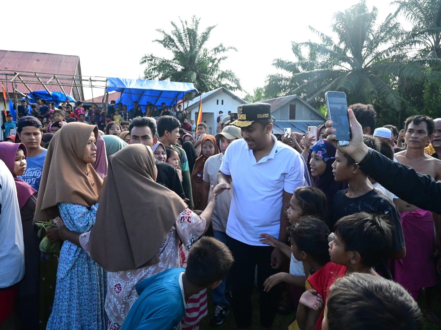 Wagub Sumbar, Vasko Ruseimy, berada di tengah warga terdampak bencana banjir dan longsor Palembayan, Agam. Foto Adpsb. 