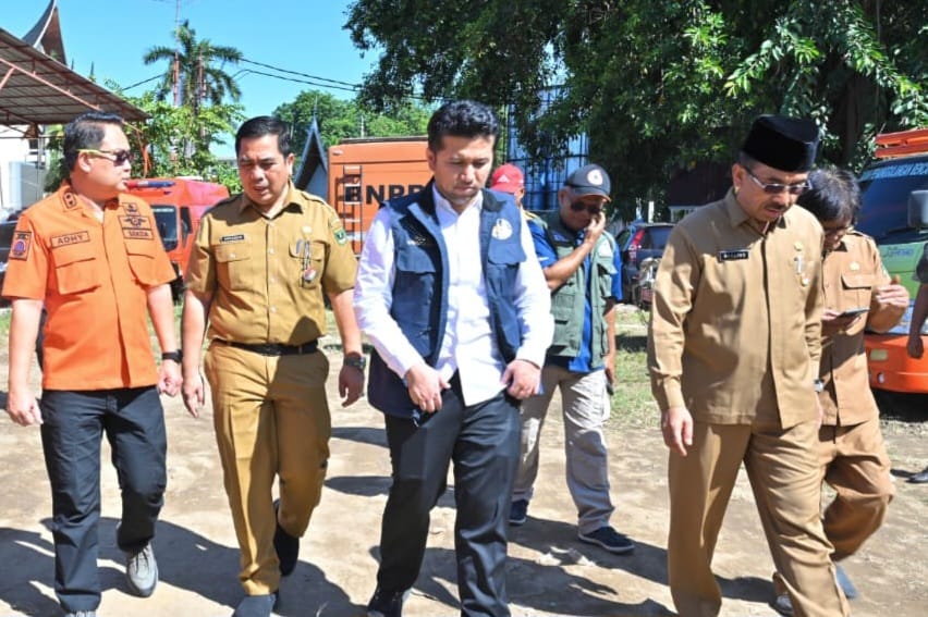 Wakil Gubernur Jawa Timur Emil Elistianto Dardak, dan rombongan mengantarkan langsung bantuan ke Sumatera Barat. Foto Adpsb. 
