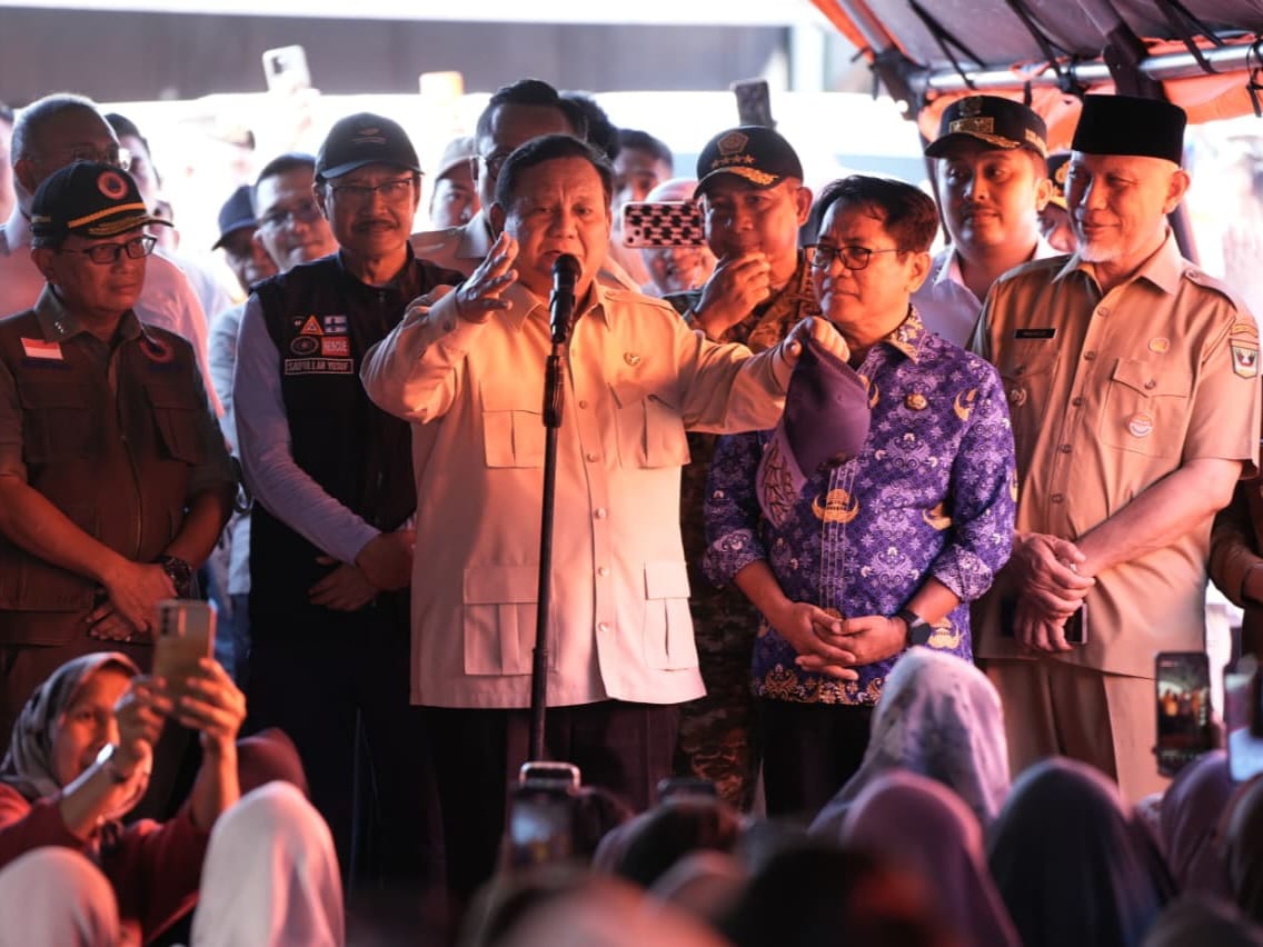 Presiden Prabowo Subianto, menyebut tidak akan membiarkan warga menderita karena musibah, ketika berada di Sumbar. Foto Adpsb. 
