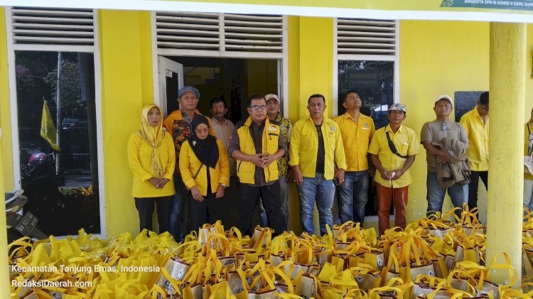  Ketua DPD Golkar Tanah Datar Anton Yondra sesaat sebelum memimpin langsung pendistribusian bantuan berupa sembako kepada warga ditiga kecamatan yang ditimpa musibah bencana banjir bandang dan longsor. (chandra antoni)