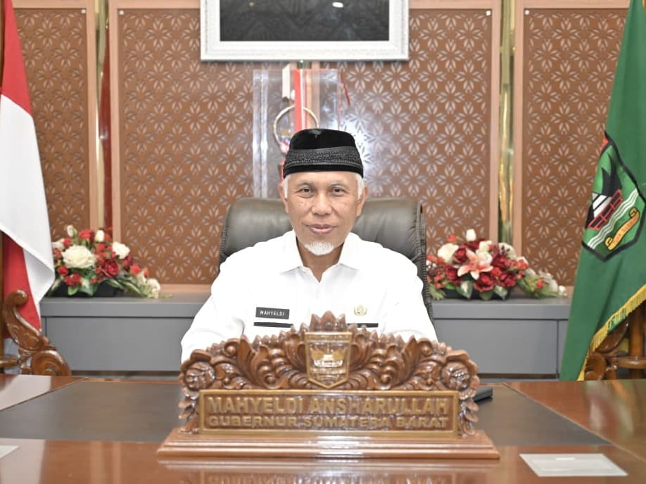 Gubernur Sumatera Barat Mahyeldi, menyampaikan terimakasih kepada seluruh petugas PLN atas kerja tuntas memulihkan listrik di Sumbar. Foto Adpsb. 