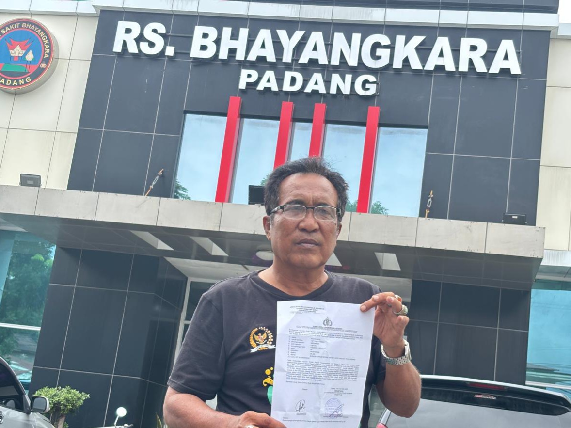 Novrianto usai melapor dugaan tindak penganiayaan terhadap dirinya ke Polresta Padang dan visum di RS, Bhayangkara Padang, Selasa (9/12/2025). Foto ist.