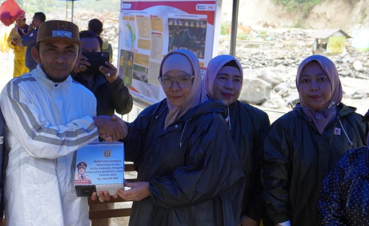 Wawako Allex saat terima bantuan dari Pemko Bandar Lampung.