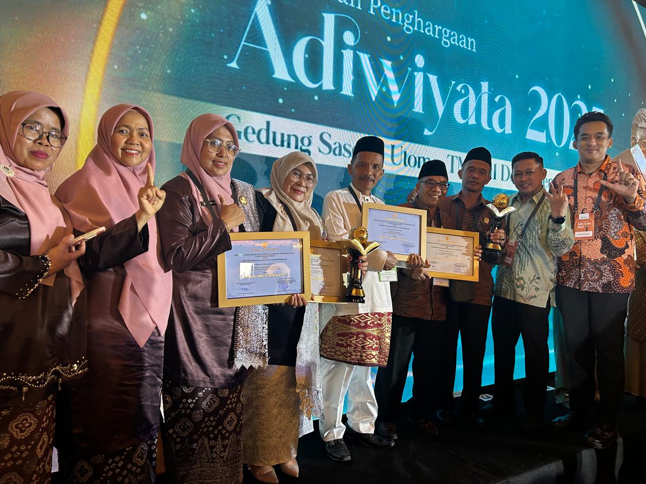 Kepsek SMPN 1 Sitiung M Irsyad dan SMPN 1 Pulau Punjung  Lovi Mestilah Dianugerahi Penghargaan Adiwiyata tahun 2025 Oleh Mentri LH