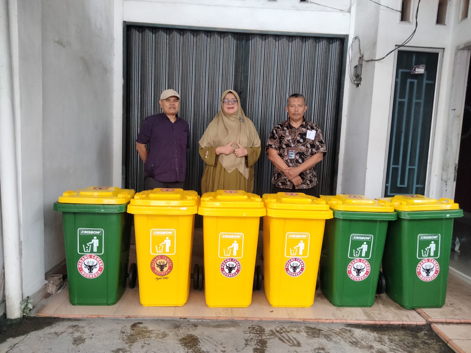 Dapat Bantuan Tong Sampah, Kepsek SMKN 1 Baso; Terimakasih PT. Semen Padang