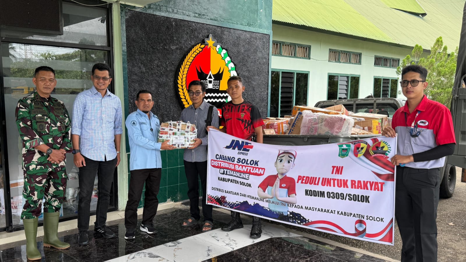 JNE Cabang Solok Serahkan Bantuan Bencana Banjir 10 Ton Sembako, Obat-Obatan dan Pakaian