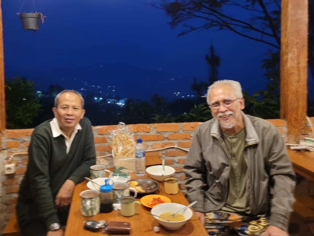 Koordinator FWK Raja Pane dan penyanyi Iwan Fals. Foto ist.