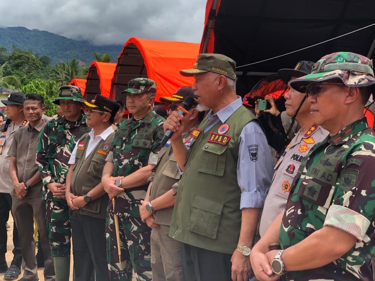 Menteri Koordinator Bidang Pembangunan Manusia dan Kebudayaan (Menko PMK) RI, Prof. Dr. Pratikno, M.Soc.Sc, Sabtu (13/12/2025) didampingi Gubernur Sumbar Mahyeldi. Foto Adpsb. 