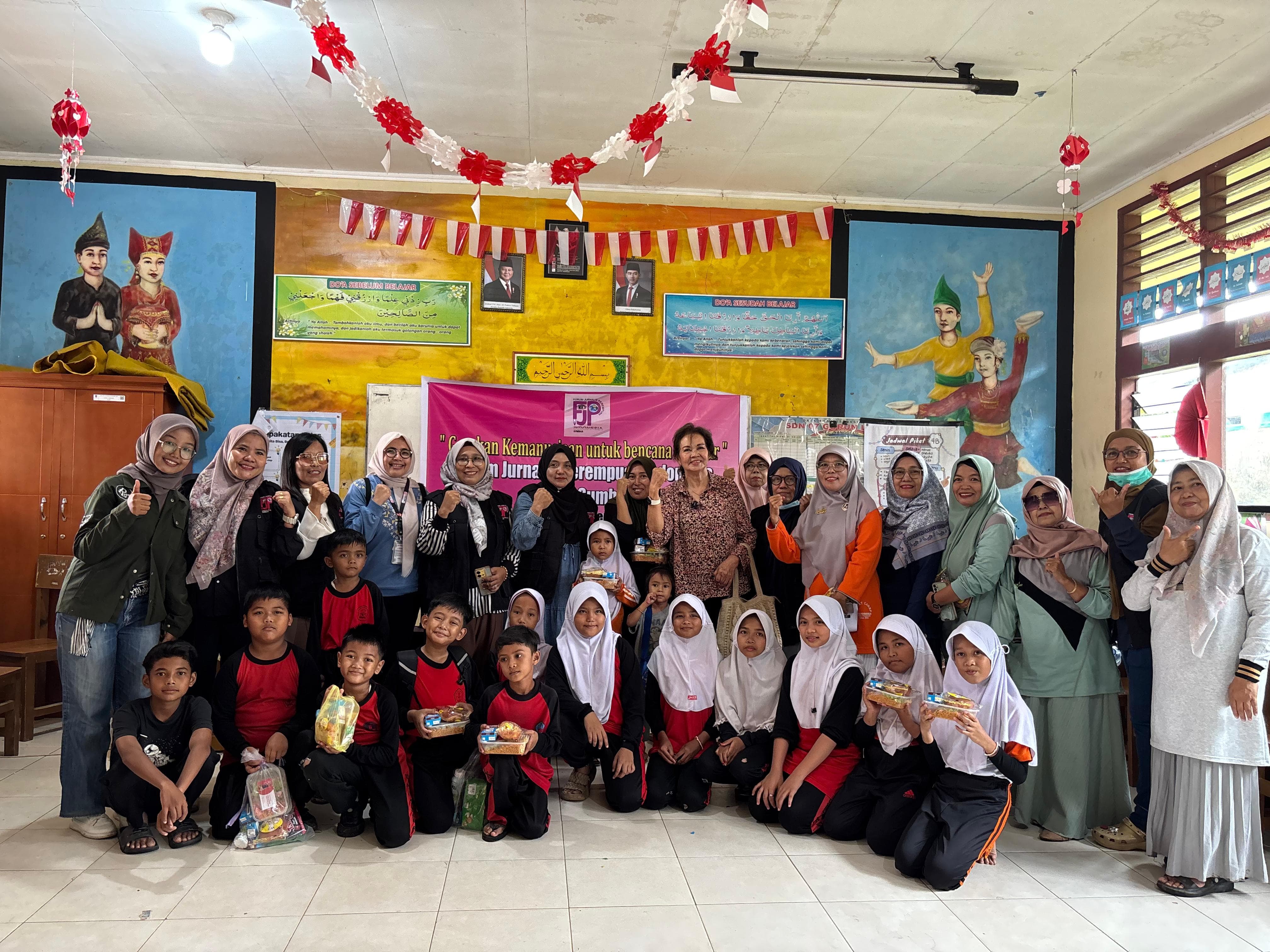 FJPI Sumbar berbaur dengan anak-anak korban bencana, sambil diberi hiburan dan hadiah untuk memulihkan mental mereka. Foto Fjpi.