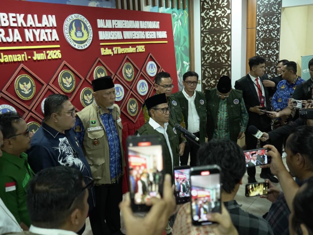 Menko Muhaimin Iskandar lepas mahasiswa KKN UNP di wilayah bencana. Foto Adpsb. 