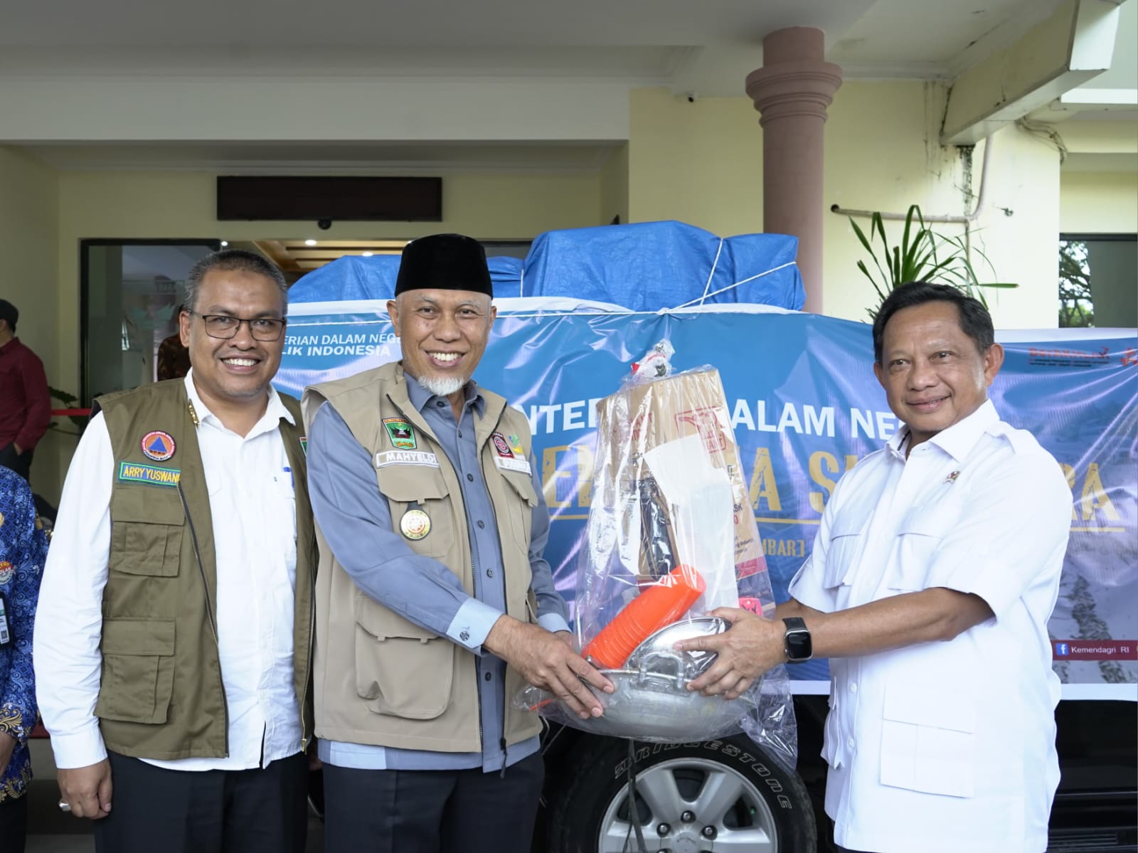 Mendagri, Tito Karnavian menyerahkan bantuan kemanusiaan secara simbolis kepada Gubernur Sumatera Barat, Mahyeldi Ansharullah di VIP Bandara Internasional Minangkabau (BIM), Rabu (17/12/2025. Foto Adpsb. 