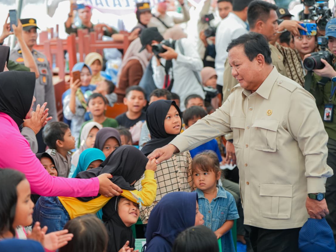 Presiden Prabowo memberi dukungan semangat bagi warga terdampak bencana di Agam, Sumatera Barat, Kamis (17/12/2025).
