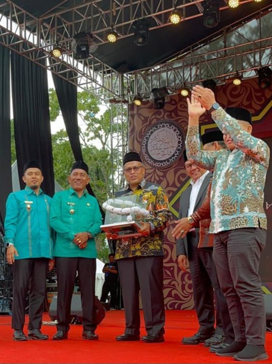 Sekdaprov Sumbar Arry Yuswandi (tengah) menutup resmi MTQ Nasional ke 41 di Bukittinggi. Foto Adpsb. 