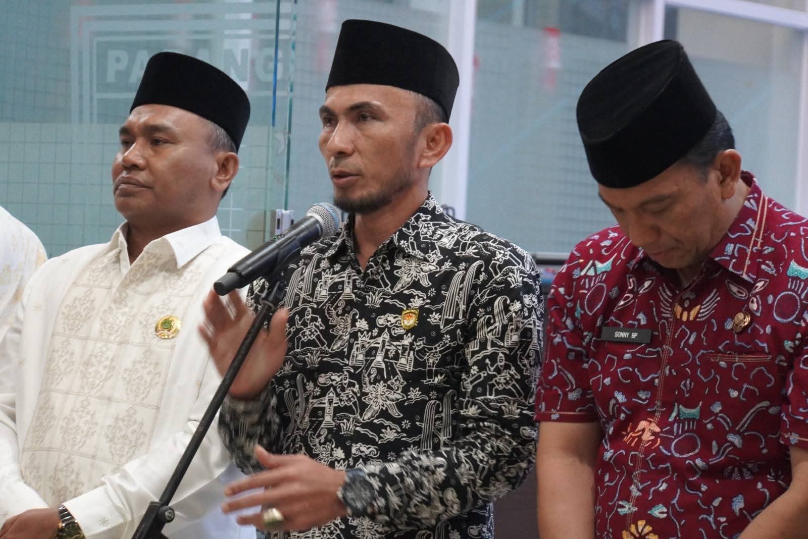 Wawako Allex Saputra dan Setdako Sonny BP, saat menyambut kafilah MTQ Padang Panjang di Balai Kota.