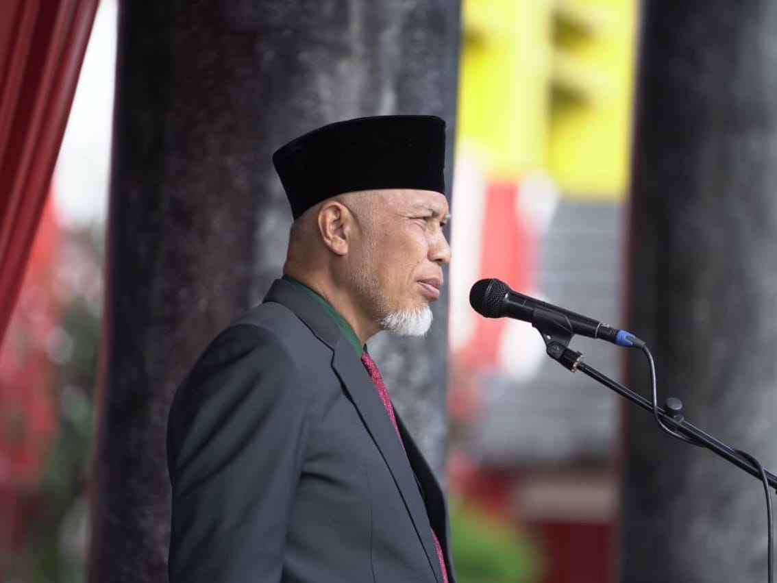 Gubernur Sumatera Barat Mahyeldi, memimpin Upacara Peringatan Hari Bela Negara ke-77 tahun 2025 di Padang. Foto Adpsb. 