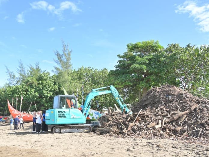 ASN Pemprov Sumbar membersihkan Pantai Padang, menggunakan alat berat. Foto Adpsb. 