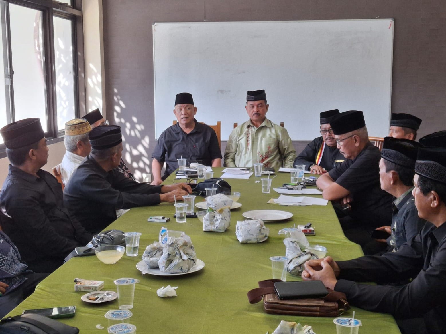 Ketum LKAAM Prof Dr Fauzi Bahar, M.Si Dt. Sati didampingi Waketum 1 LKAAM Sumbar Drs. H. Syafrizal, MM Dt. Nan Batuah dan pengurus lainnya menerima kunjungan KAN Aua Kuniang, Pasaman Barat. Foto Gk. 
