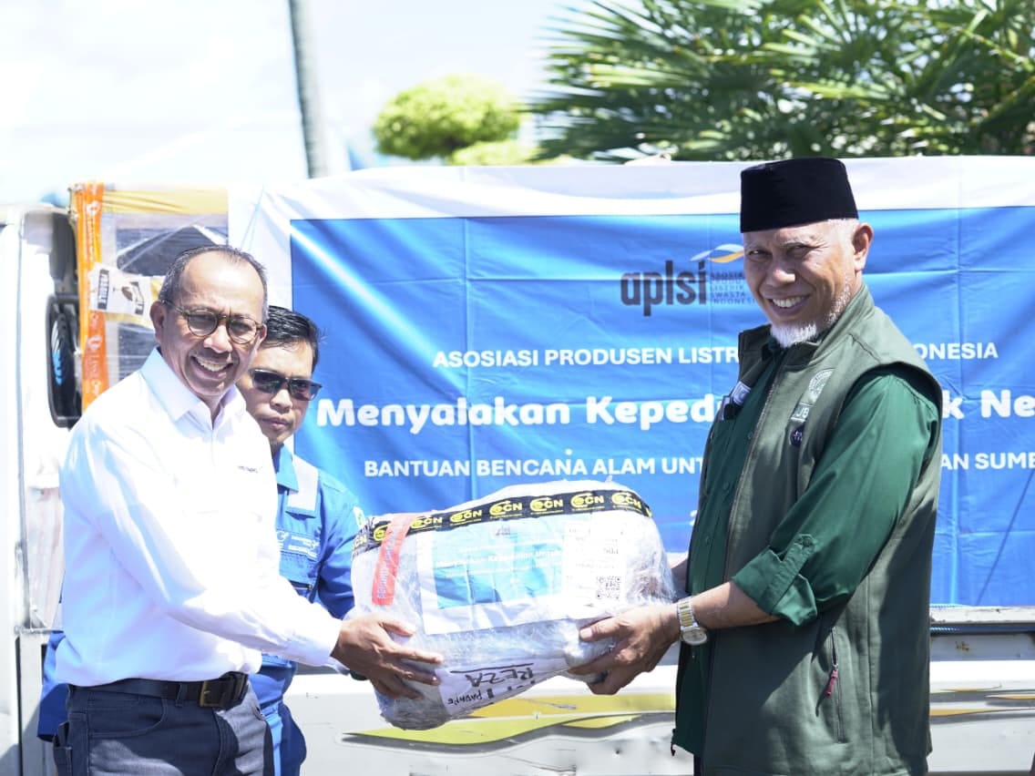 Gubernur Sumbar Mahyeldi menerima bantuan untuk penanganan bencana di Sumbar dari Ketua Umum APLSI Eka Satria. Foto Adpsb. 