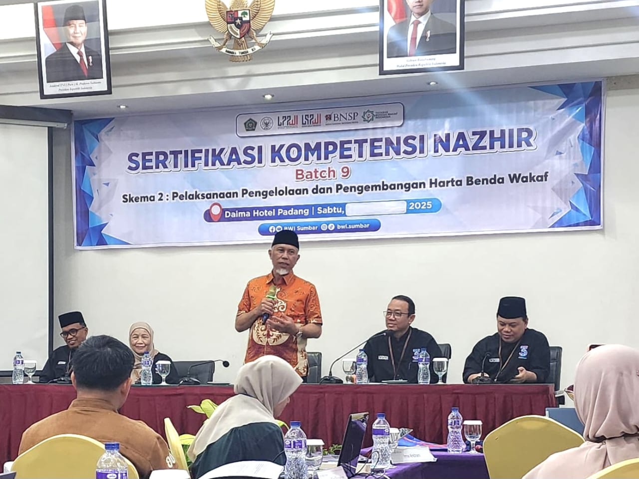 Gubernur Sumatera Barat Mahyeldi, membuka kegiatan Sertifikasi Nazhir Wakaf Batch IX yang digelar di Padang, Minggu (21/12/2025). Foto Adpsb. 