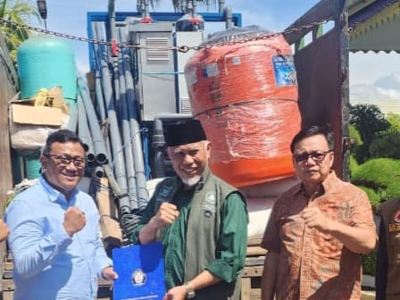 Gubernur Sumbar Mahyeldi menerima bantuan mesin penjernih air dari Universitas Diponegoro Semarang. Foto Adpsb. 