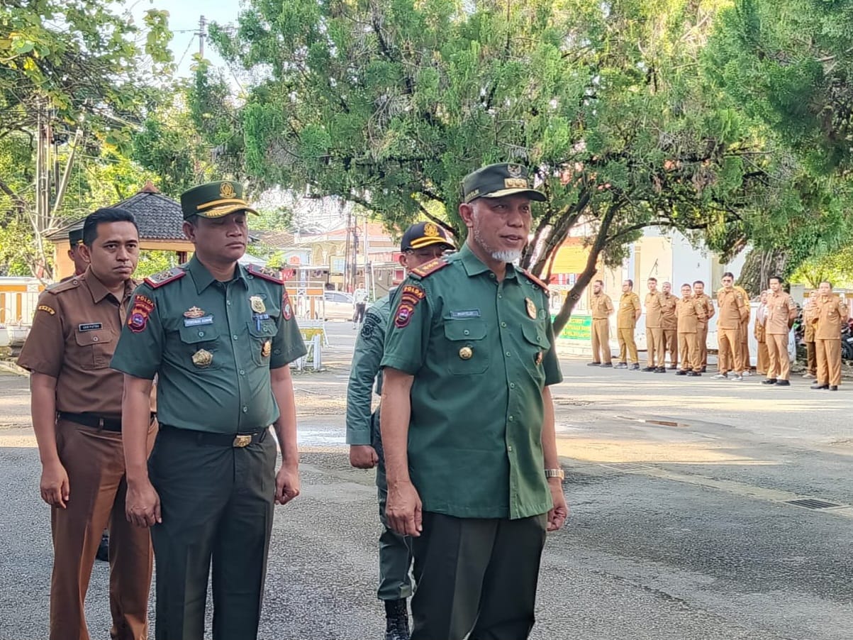 Gubernur Sumbar, Mahyeldi bertindak sebagai inspektur upacara pada HUT Polisi Kehutanan ke-59 di Padang, Senin (22/11/2025). Foto Adpsb. 