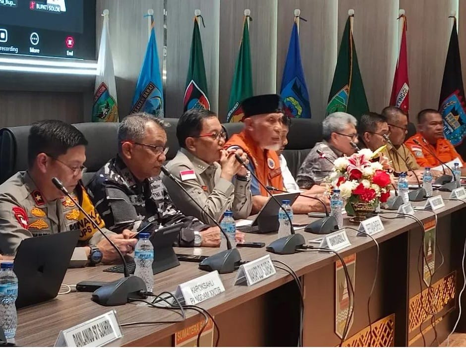 Gubernur Sumbar Mahyeldi, Wakil Gubernur, Vasko Ruseimy, memimpin Forum Group Discussion (FGD) yang dihadiri oleh Forkopimda Provinsi dan Sekretaris Utama BNPB, Rustian, di Posko Tanggap Darurat Padang, Senin malam (22/12/2025). Foto Adpsb. 