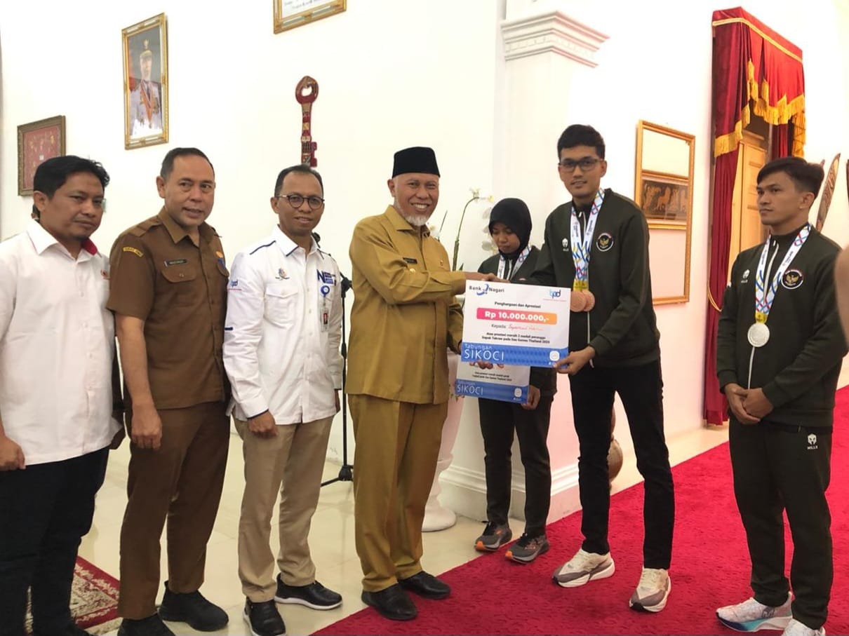 Gubernur Sumbar Mahyeldi menyerahkan bonus sebagai apresiasi atas prestasi 3 atlet Sumbar di ajang SEA Games. Foto Adpsb. 