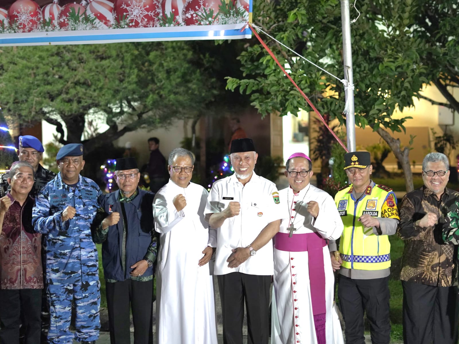 Gubernur Sumbar Mahyeldi, Kapolda dan sejumlah pejabat berdialog dengan pastor dan petugas pengamanan Nataru di Padang. Foto Adpsb. 