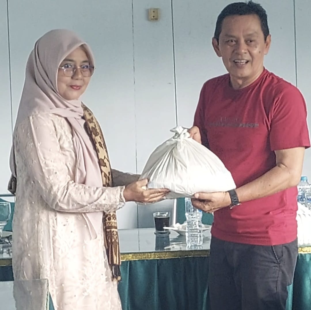 Ketua PWI Sumbar Widya Navies menyerahkan paket berkaitan momentum Peringatan Hari Ibu kepada Ketua IKWI Sumbar Erlina dan pengurus lainnya.