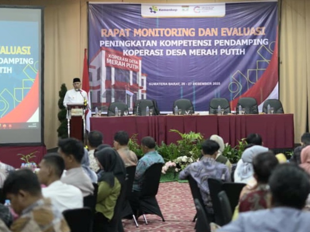 Gubernur Sumbar Mahyeldi saat membuka Rapat Monitoring dan Evaluasi (Monev) Pendampingan Koperasi Desa/Kelurahan Merah Putih di Sumbar tahun 2025 yang digelar di Padang. Foto Adpsb. 